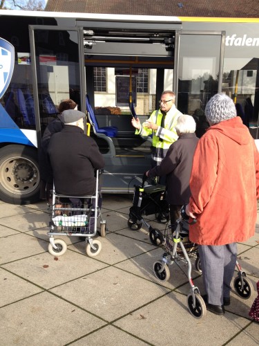 Sicher unterwegs mit dem Rollator: Udo Weber, Rollatortrainer bei der Kreisverkehrswacht Lippe, erklärt, was in Bus und Bahn zu beachten ist