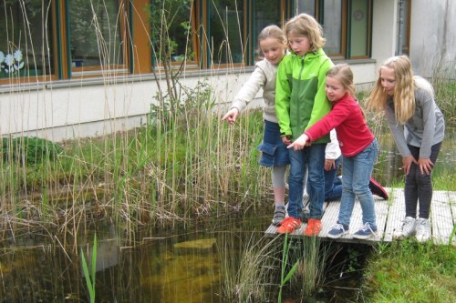 Schülermagnet. In der Grundschule Heidenoldendorf ist im Rahmen der ersten Ausschreibung des Wettbewerbs mit den Fördergeldern ein Steg am Schulteich errichtet worden.