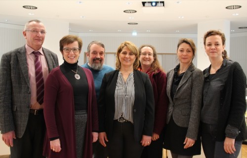 Begleiten Eltern, Schüler und Lehrer zum Thema Trauma: Ingo Klemisch (Dezernent Bezirksregierung Detmold), Irmgard Weishaupt (Fachgebietsleitung Beratung Kreis Lippe), Burkhardt Rother (Leitung Schulpsychologie Kreis Herford), Sevinc Sunar (Leitung Schulpsychologie Bielefeld), Susanne Fitzner (Leitung Schulpsychologie Kreis Paderborn), Ira Herdmann (Leitung Schulpsychologie Kreis Gütersloh), Dr. Alexandra Berglez (Schulpsychologie Bielefeld) (von links).