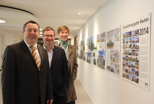 Präsentieren nachhaltige und ausgezeichnete Architektur im Kreishaus: Landrat Dr. Axel Lehmann mit Diplom-Ingenieur Falko Biermann, der auch an der Umsetzung des neuen parlamentarischen Bereichs im Kreishaus beteiligt war, und Diplom-Ingenieur Lars Jacobs vom Bund Deutscher Architekten (von links).