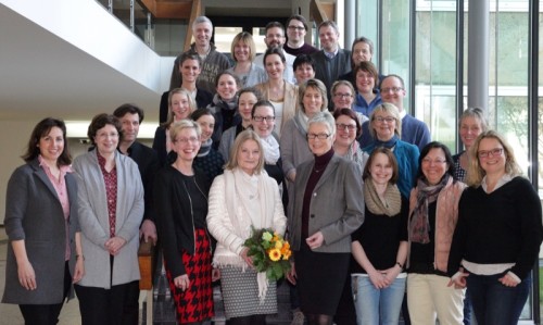 Haben sich bei einem Treffen in Detmold über ihre Projekte und Ideen zur Begabtenförderung ausgetauscht: Rita Berens (vorne, 3. von links, Bezirksregierung), Ingrid Pieper von Heiden von der Stiftung Bildung zur Förderung Hochbegabter und Gertrud Pannek (Bezirksregierung) mit den Absolventinnen und Absolventen des ECHA-Diploms zur Förderung Hochbegabter.