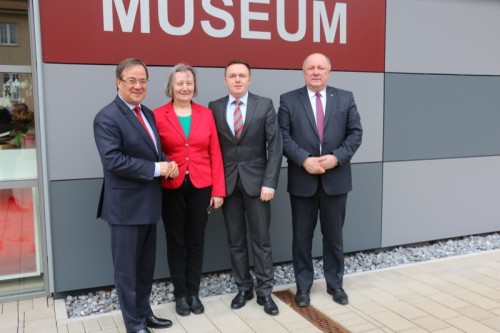 v.l. Armin Laschet MdL, Museumsleiterin Dr. Katharina Neufeld, Vorsitzender des Museumsvereins Witalis Hagelgans, Heinrich Zertik MdB