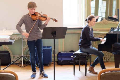 Musikalischer Höhepunkt. Preisträger Arthur Schüth zeigte begleitet von Katharina Tiemann mit Guiseppe Tartinis „Andante Cantabile“ sein Können auf der Violine.