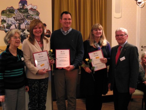 Foto: Prof. Dr. Heide Barmeyer-Hartlieb und Friedrich Brakemeier umrahmen die Gewinner bei der Preisübergabe 2013. Stefanie Brinkmann (Heimatverein Leopoldstal), Jochen Brunsiek (Landeseisenbahn), Iris Hansmann (Schulleiterin Weerthschule Detmold).