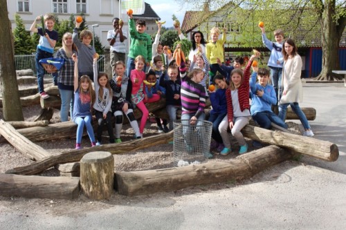 Gesundes Obst steht auf ihrem Stundenplan: Die Klasse 4a vom Bildungshaus Weerth-Schule mit Schulleiterin Iris Hansmann (hinten links), Semra Stroh, EDI Kreis Lippe (hinten Mitte), und Klassenlehrerin Gesine Hille (rechts).