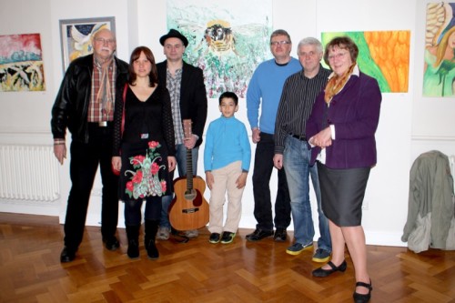 Auf dem Foto sehen Sie von links die ausstellenden Künstler/-innen: Bernd David, Karin Mathey, Eckhard Naujoks, Morteza Saltahi, Heinz Pauly, Adalbert Dittrich und Christ-Dore Richter (stellvertretende Bürgermeisterin) bei der Ausstellungseröffnung