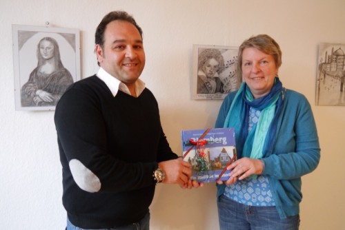 Stellvertretende Bürgermeisterin Ursula Hahne-Eichhorn bedankt sich bei Nawar Fanaris für die Ausstellung im Blomberger Rathaus.