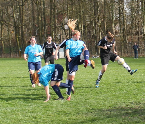 Turbulente Szenen in der Druckphase des FC in der zweiten Halbzeit, hier mit Genephe Mäder