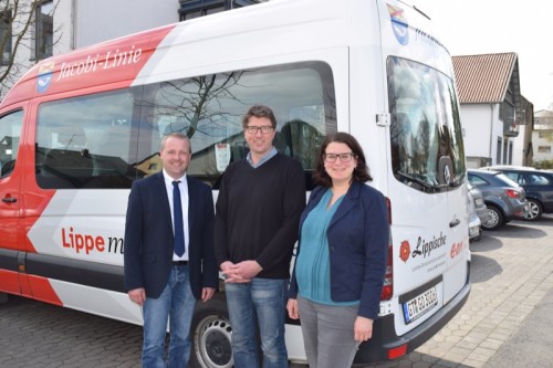 Machen den Ländlichen Raum mobil: Kalletals Bürgermeister Mario Hecker, Achim Oberwöhrmeier, Geschäftsführer der KVG Lippe, und Barbara Choryan, KVG Lippe (von links).