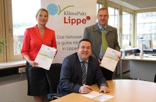 Wollen mit dem Kreis Lippe in Sachen Klimaschutz als gutes Beispiel vorangehen: Dr. Ute Röder, Landrat Dr. Axel Lehmann und Olrik Meyer (von links).
