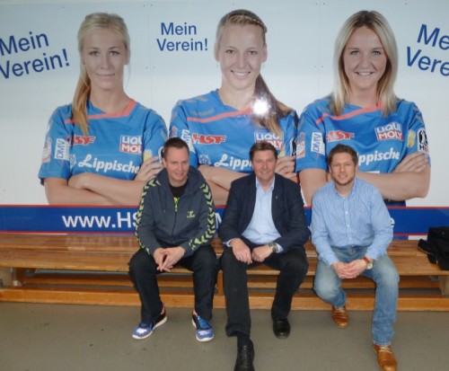 Foto (v.l.): Trainer und Sportdirektor André Fuhr, SPD-Landtagsabgeordneter Jürgen Berghahn, HSG-Geschäftsführer Torben Kietsch