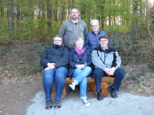 Sandra Dubbert und Falk Niehage (sitzend Mitte und Links) freuen sich das der Ortsverein ihrem Wunsch nachgekommen ist, und eine Sitzbank in Bega aufstellen lassen hat.