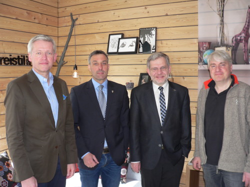 von links: Martin Finkmann (MGL Licht), Dirk Tolkemitt (1. Beigeordneter und Stadtkämmerer), Bürgermeister Dr. Reiner Austermann und Dirk Schöning (Tischlerei Schöning)