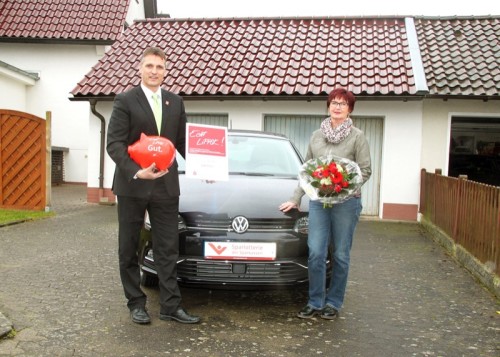 Ursula Winter freute sich über das neue Auto und die Glückwünsche von Marko König (links), BeratungsCenter-Leiter der Sparkasse Lemgo.