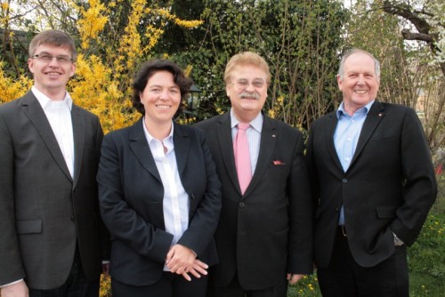 Frage gestellt. Vielen Dank dem Referenten“. Foto: (v.li.) Michael Biermann (CDU Lage Stadtverbandsvorsitzender), Kerstin Vieregge (CDU-Kreisvorsitzende), Referent Elmar Brok und Wolfgang Jedlicka (CDU Lage-Kernstadt Ortsverbandsvorsitzender)