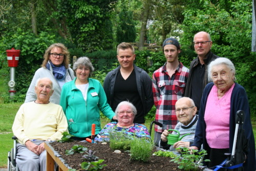 Foto v.lks. hinten: Elke Saak, Lukas Peszka, Henrik Pape, Gerhard Reineke alle Stadt Lemgo,  Vorne: Rüdiger Kuhlemann, Irmgard Finke, Ingrid Rzepka, Hans Schubert, Ilse Opitz aus dem Betreuungszentrum