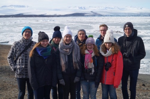 Das Gruppenfoto zeigt die Jungforscher am zugefrorenen Gletschersee Jökullsarlón bei eisigem Wind (Anna ist die zweite von links).