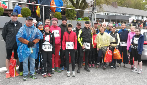 Die Läuferinnen und Läufer der TG Lage vor dem Start zum Hermannslauf. Zweiter von links ist Karl-Wolfgang Seithümmer. Monika Körner-Downes mit der Startnummer 3115 steht vorne neben ihm