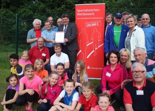 Zum Foto: Auch in der Sportabzeichensaison 2016 sind die Hiddeser schon wieder recht aktiv. Regionalleiter Rolf Röhr (r. v. Banner) und Mathias Sprenger (l. v. Banner) aus der Filiale Hiddesen überbrachten den Sonderpreis der Sparkassen im Rahmen einer Sportabzeichenabnahme an den VfL-Vorsitzenden Hennig Stiegmann (l. daneben) und Sportabzeichenobmann Rolf Meierhenrich (links davon).