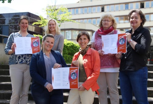 Wollen Frauen zurück in den Beruf helfen: Christiane Maschetzke, Trainerin Life/Work-Planning, Nicole Krüger, Gleichstellungsbeauftragte des Kreises Lippe, Ute Reichert, Direktorin VHS Lippe West, Andrea Neitzel, Gleichstellungsstelle Kreis Lippe, Dr. Sibylle Hädrich Meyer, VHS Detmold-Lemgo, Silke Quentmeier, Volljuristin Beratungsstelle FAIR Detmold (von links).