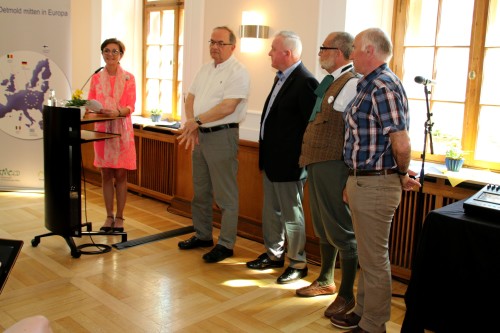 v.l.: Hilde Claes (Bürgermeisterin von Hasselt) mit den Hasselter Zeitzeugen Jean-Paul Houben, Zygmund Krzywania, Jos Tuts und Yvan Vanheer bei der Ausstellungseröffnung im Detmolder Rathaus (es fehlt Piet Jaspers)