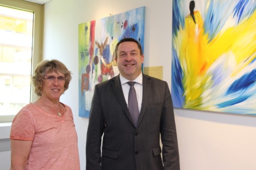 Freut sich über eine inspirierte und inspirierende Ausstellung im parlamentarischen Bereich: Landrat Dr. Axel Lehmann mit Künstlerin Birgit Hoch (links).  