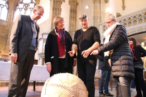 Auf dem Foto sehen von links: Pfarrer Maik Fleck (Ev.-ref. Gemeinde Detmold-Ost), Christ-Dore Richter (Stellvertr. Bürgermeisterin), Roland Lindner und Petra Schröder-Heidrich (Stadt Detmold) an der Skulptur „Europa 2015/2016-Zerreißprobe“