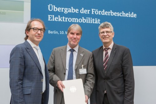 (von links): Verkehrsminister Alexander Dobrindt übergab am 10. Mai den Förderbescheid an Klaus Schafmeister in Anwesenheit von Bundestagsabgeordneten Christian Haase. 