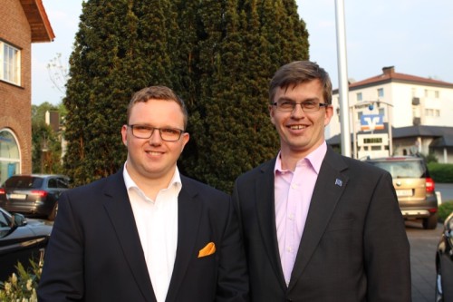 Das Foto zeigt (v.li.) Frederik Topp und Michael Biermann vor dem Hotel Zur Post in Stukenbrock, dem Tagungslokal des CDU-Parteitags.