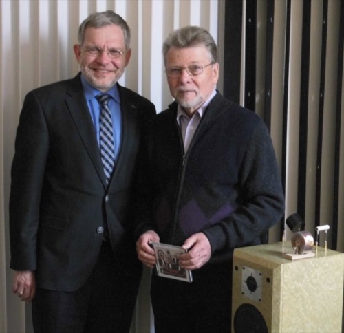 Foto: Bürgermeister Dr. Reiner Austermann (links) gratuliert Dieter Fricke. 