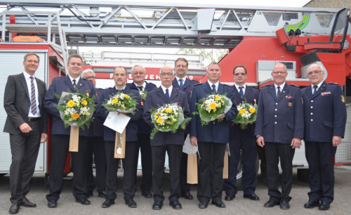 von links nach rechts: BGM Jürgen Schell, Mark Schönhoff, stv Leiter der Feuerwehr Werner Wolter, Sebastian Pollak, Walter Lesemann, Hans Ovenhausen, Lars Starke, Ralf Stammeier, Eric Hein, Leiter der Feuerwehr Manfred Schäfer und Kreisbrandmeister Karl-Heinz Brakemeier