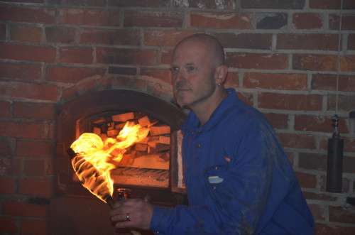 Mit einer traditionellen Zeremonie entfacht Brennmeister Sebastian Henjes das Feuer im Ringofen.    Foto: LWL