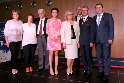 Auf dem Foto sehen Sie von links: Sabine Langenberg (Stadt Zeitz), Cathrin Rebergue (Vorsitzende Jumelage-Comité Saint Omer/Frankreich), Bürgermeister Asterios Gavotsis (Oraiokastro/Griechenland), Bürgermeisterin Hilde Claes (Hasselt/Belgien), Stadträtin Rasa Snapstiene (Kaunas/Litauen), Bürgermeister Rainer Heller (Detmold), stellvertretender Landrat Miroslaw Juraszek (Kreis Chodziez/Polen) und Landrat Dr. Axel Lehmann (Kreis Lippe) 