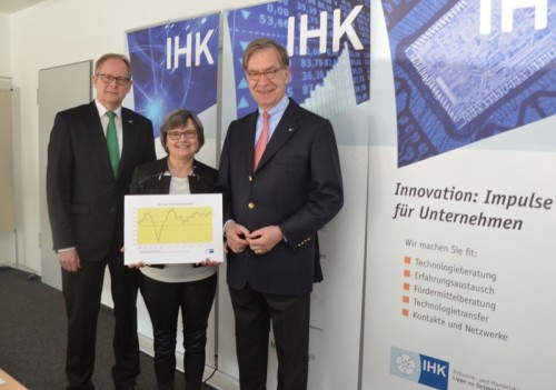 Präsentierten den aktuellen Konjunkturlagebericht: IHK-Präsident Ernst-Michael Hasse (r.) mit Hauptgeschäftsführer Axel Martens und Geschäftsführerin Maria Klaas.
