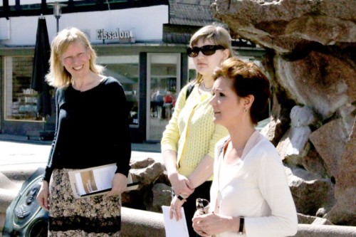 Dr. Bärbel Sunderbrink (Stadtarchivarin Detmold), Mieke Strauven (Stadtarchivarin Hasselt) und Bürgermeisterin Hilde Claes (Hasselt) beim Start der Friedenswanderung auf dem Marktplatz