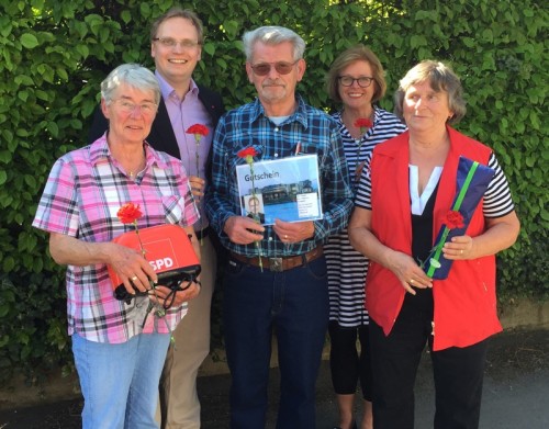 Ein Toaster als Hauptpreis: Dennis Maelzer und Ute Schäfer (hintere Reihe v.l.) mit den Gewinnern des SPD-Seniorencafés Christel Dammler, Bruno Kluckert und Gertrud Riesenberg (v.l.). 