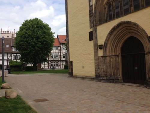 Der Kirchplatz vor dem Westportal von St. Nicolai wird ab kommenden Samstag mehrere Stände des Lemgoer Wochenmarktes beherbergen.