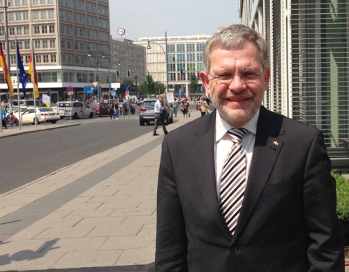 Foto: Bürgermeister Dr. Reiner Austermann vor dem Berliner Congress Center.