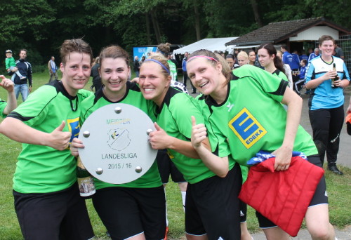 „Da ist das Ding!“ -  Torschützenkönigin Jenni Friedel (links), Sarah Tiemann, Tina Gnade und Marina Heidebrecht mit der Meisterschale