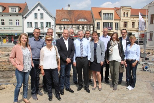 Axel Kleefeldt (5.v.L), Vertreter des Oberbürgermeisters von Stendal zeigt dem Lemgoer Verwaltungsvorstand um Dr. Reiner Austermann (7.v.L) das archäologische Grabungsprojektes auf dem Stendaler Marktplatz.