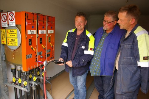 Bildbeschreibung (v.l.n.r): Netzmeister Peter Schultz, Dienstleister Günter Brand und Netzmonteur Thomas Adam bei der Messung der Station „Am Fischerskamp“.