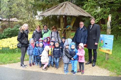 Ein Tag im Vogelpark: Achim Oberwöhrmeier, Geschäftsführer der KVG Lippe (rechts) und Friedrich-Wilhelm Eckstein, Geschäftsführer des Vogelparks Heiligenkirchen (2. von rechts) begrüßen die Kinder und Erzieherinnen der Bodelschwingh Kindertagesstätte aus Lemgo.