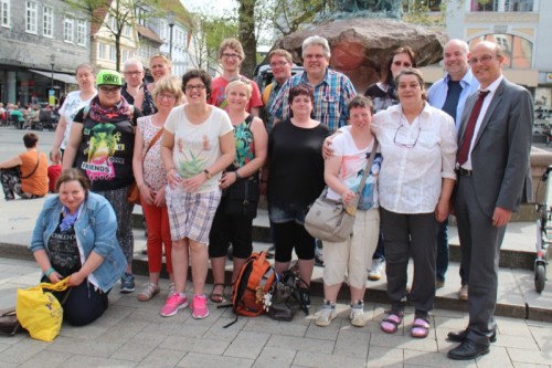 Auf dem Foto sehen Sie Bürgermeister Rainer Heller (rechts) mit den Gästen aus Hasselt und ihren Detmolder Gastgebern vor dem Rathaus