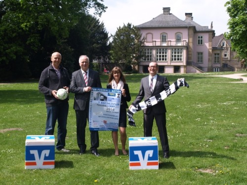 (v. r. n. l.) Meik Gronemeier (1.Vorsitzender SV Werl-Aspe), Petra Harms (Sponsor Stadtwerke Bad Salzuflen) Jürgen Wellpott (Sponsor Volksbank Bad Salzuflen), und Organisator Charly Precht (PHÖNIX Sport-Service). 