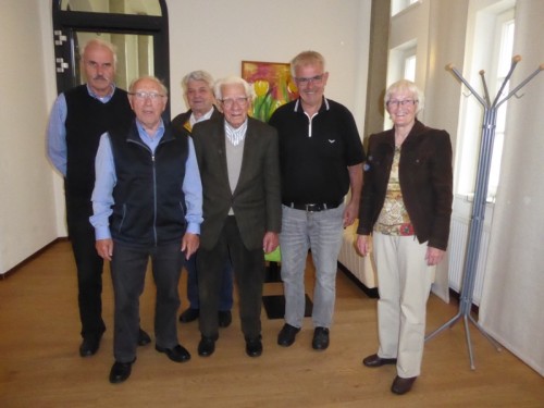 Das Foto zeigt (v.li.) Horst Symalla, Friedrich Schnüll, die SU-Mitglieder Gerhard Meier und Johannes Saffran, Uwe Pohl und Renate Köster, Vorsitzende der Senioren Union Lippe. 