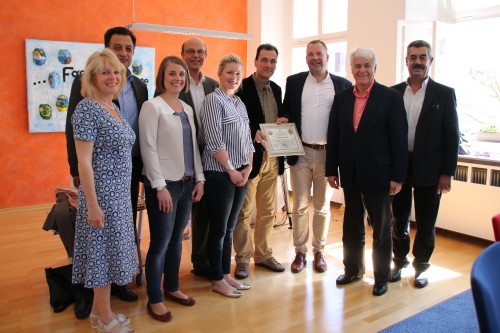 Auf dem Foto sehen Sie von links: Martina Gurcke (Team Städtepartnerschaften, Stadt Detmold), Apostolos Chatziantoniou (Oraiokastro), Carina Grewe (Geschwister-Scholl-Gesamtschule Detmold), Bürgermeister Rainer Heller, Katharina Tölle (geschwister-Scholl-Gesamtschule Detmold), Georgios Arvanitidis (Schulleiter Gymnasium Oraiokastro), Christoph Trappe (Schulleiter Geschwister-Scholl-Gesamtschule Detmold), Bürgermeister Asterios Gavotsis (Oraiokastro) und Vagellis Karasteriou (Technische Leitung Oraiokastro) bei der Vertragsunterzeichnung zur neuen Schulpartnerschaft