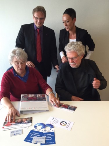 Foto: Erika Hellweg (DRK Augusdorf), Dr. Dennis Maelzer ( SPD-Landtagsabgeordneter) Michaela Ottemeier (Kreis Lippe), Klaus Mai (AWO Augustdorf) (von links)