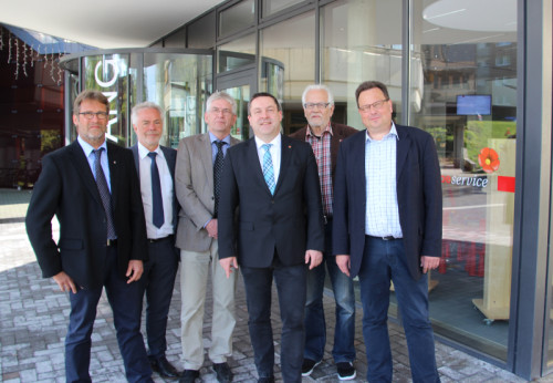 Freuen sich über den Startschuss (von links nach rechts): Detlev Stall (AWO Lippe), Karl-Eitel John (Kreis Lippe), Thomas Jeckel (Netzwerk Lippe), Dr. Axel Lehmann, Hermann Hibbeler (Aufsichtsratsvorsitzender euwatec), Jens Fillies (AGA)