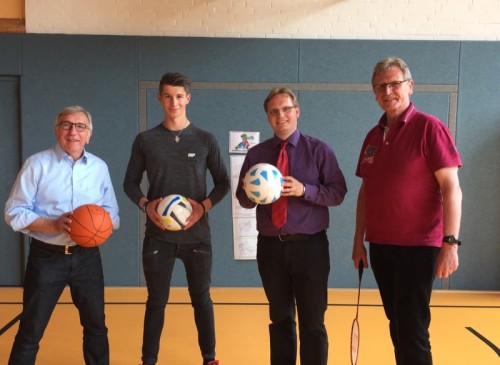 Foto (v.l.n.r.): Präsident des Kreissportbundes Lippe Wilfried Starke, FSJler Ole Schieffer, SPD-Landtagsabgeordneter Dr. Dennis Maelzer, Vorsitzender des Gemeindesportverbandes Augustdorf, Gottfried Dennebier. 