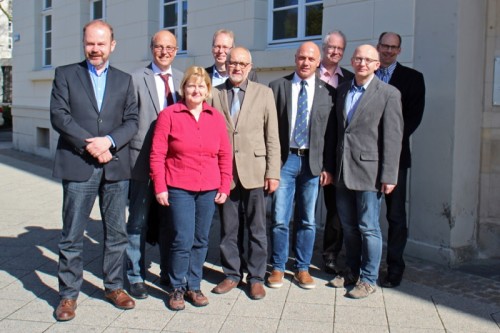 Bernd Zimmermann (Fachbereichsleiter Stadtentwicklung Stadt Detmold), Bürgermeister Rainer Heller, Karola Schneider (Sachgebiet Straßenbau und Verkehr Stadt Zeitz), Michael Frieg (FB Stadtentwicklung Stadt Detmold), Theo Immisch (Fachbereichsleiter Technisches Zeitz),  Jörg Meinecke (Sachgebiet Gebäude- und Flächenmanagement Stadt Zeitz), Christian Villiers (Sachgebiet Stadtentwicklung Stadt Zeitz), Thomas Suk  (Sachgebiet öffentliches Grün/Baumschutz Stadt Zeitz) und Friedhelm Mellies, (FB Stadtentwicklung Stadt Detmold) bei der offiziellen Begrüßung der Zeitzer Gäste durch Bürgermeister Heller vor dem Ferdinand-Brune-Haus